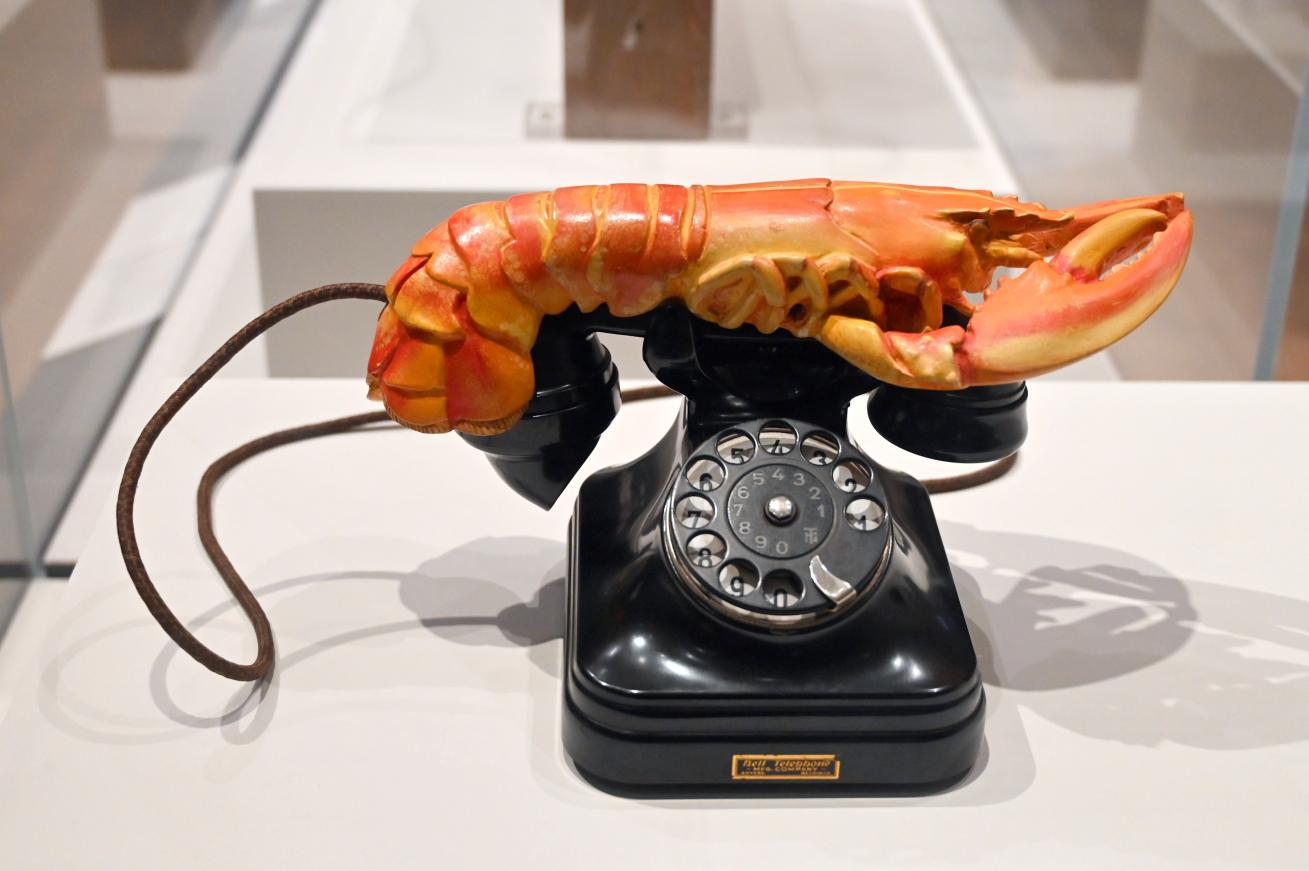 Salvador Dalí (1924–1965), Hummer-Telefon, London, Tate Modern, Ausstellung "Surrealism Beyond Borders" vom 24.02.-29.08.2022, Saal 2, 1938