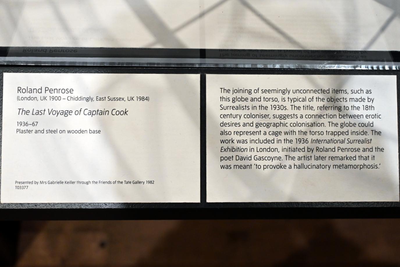 Roland Penrose (1939–1951), Die letzte Reise von Captain Cook, London, Tate Modern, Ausstellung "Surrealism Beyond Borders" vom 24.02.-29.08.2022, Saal 2, 1936–1967, Bild 2/2