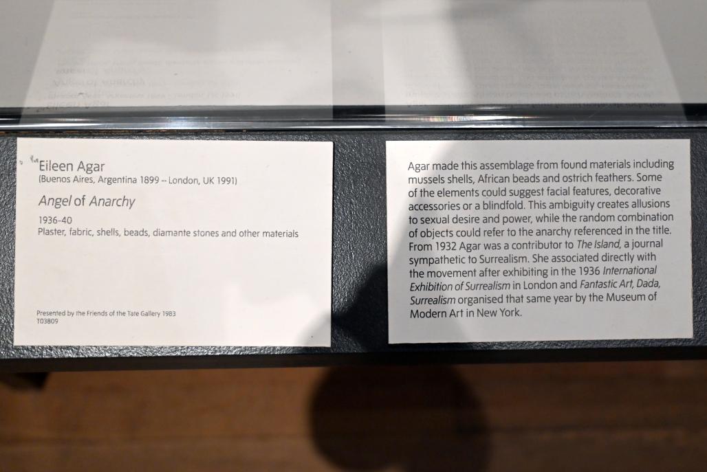 Eileen Agar (1938), Anarchie-Engel, London, Tate Modern, Ausstellung "Surrealism Beyond Borders" vom 24.02.-29.08.2022, Saal 2, 1936–1940, Bild 2/2