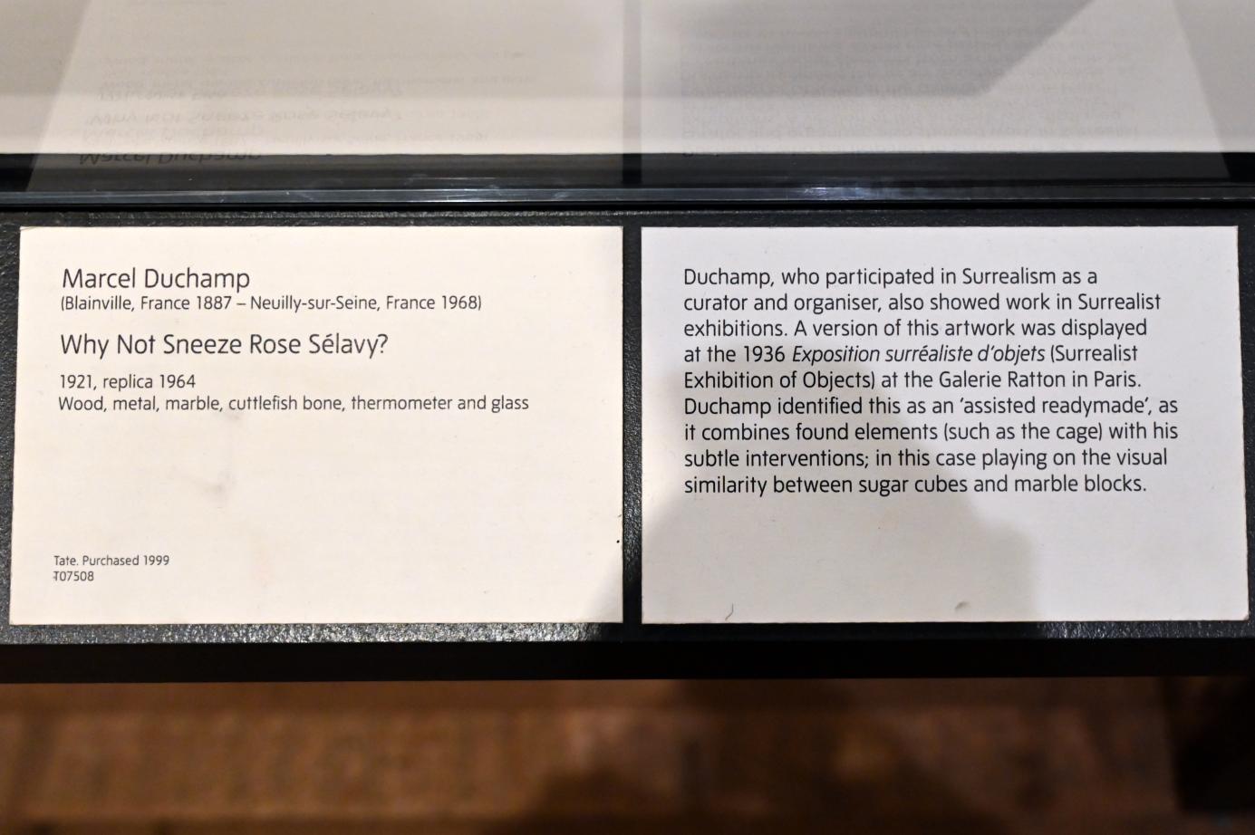 Marcel Duchamp (1911–1964), Warum nicht niesen Rose Sélavy?, London, Tate Modern, Ausstellung "Surrealism Beyond Borders" vom 24.02.-29.08.2022, Saal 2, 1921, Bild 2/2