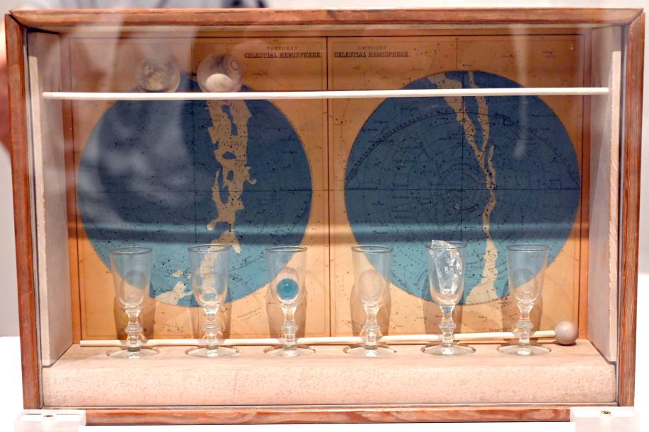 Joseph Cornell (1940–1953), Planetenset, Sternenkopf, Giuditta Pasta (Widmung), London, Tate Modern, Ausstellung "Surrealism Beyond Borders" vom 24.02.-29.08.2022, Saal 2, 1950