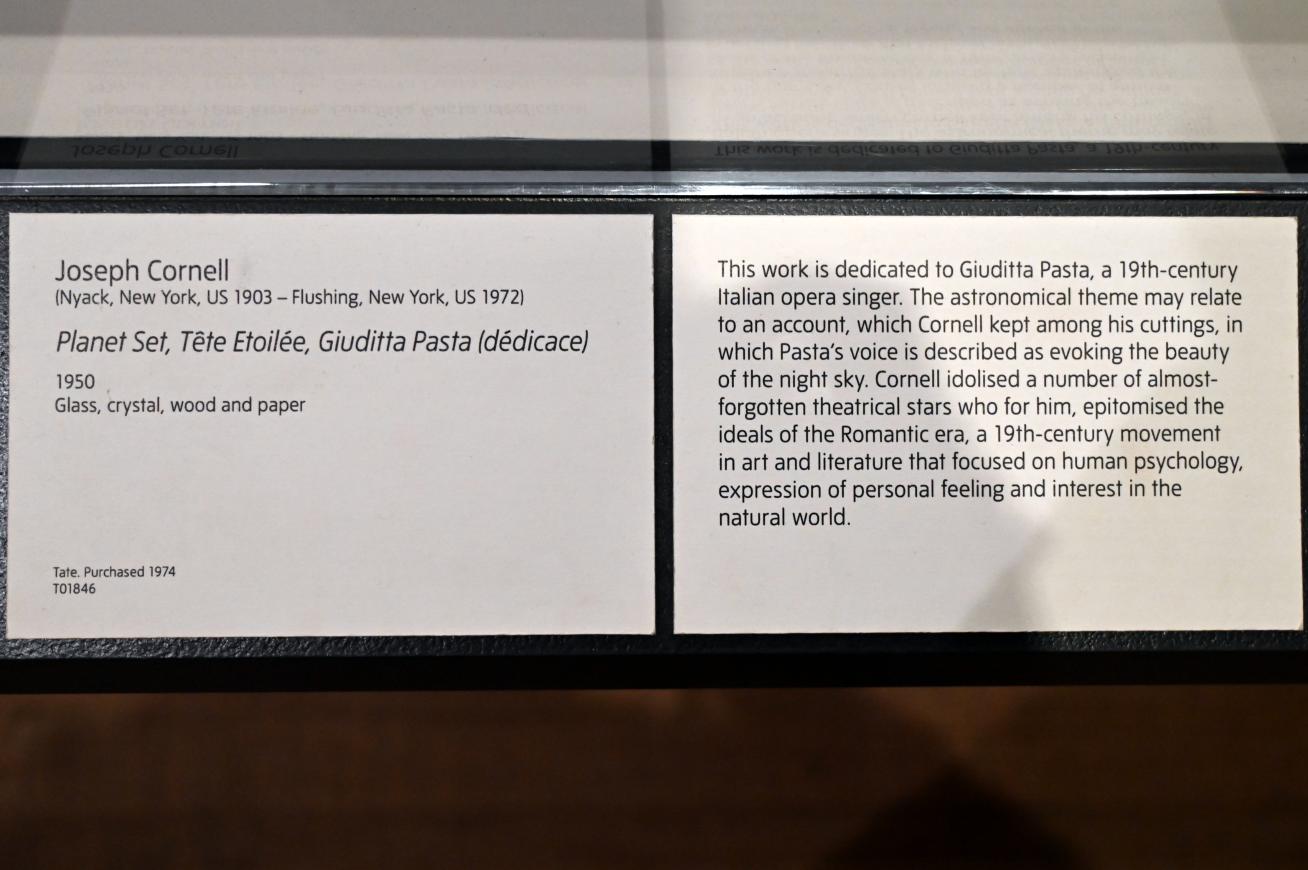 Joseph Cornell (1940–1953), Planetenset, Sternenkopf, Giuditta Pasta (Widmung), London, Tate Modern, Ausstellung "Surrealism Beyond Borders" vom 24.02.-29.08.2022, Saal 2, 1950, Bild 2/2