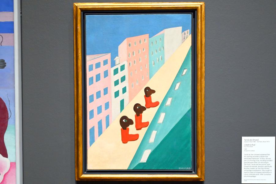 Tarsila do Amaral (1928–1929), Stadt (Die Straße), London, Tate Modern, Ausstellung "Surrealism Beyond Borders" vom 24.02.-29.08.2022, Saal 3, 1929
