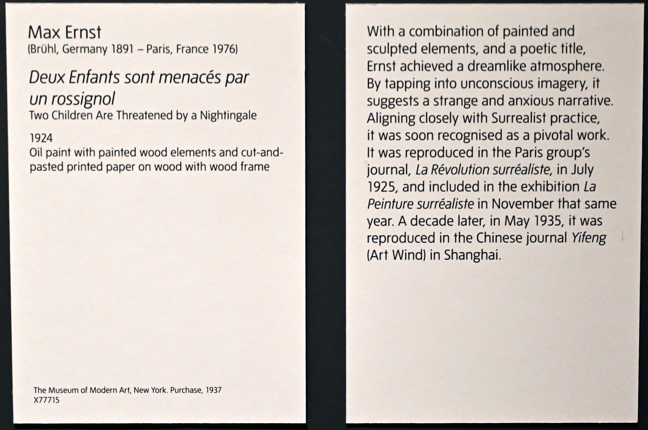 Max Ernst (1912–1970), Zwei Kinder werden von einer Nachtigall bedroht, London, Tate Modern, Ausstellung "Surrealism Beyond Borders" vom 24.02.-29.08.2022, Saal 3, 1924, Bild 2/2