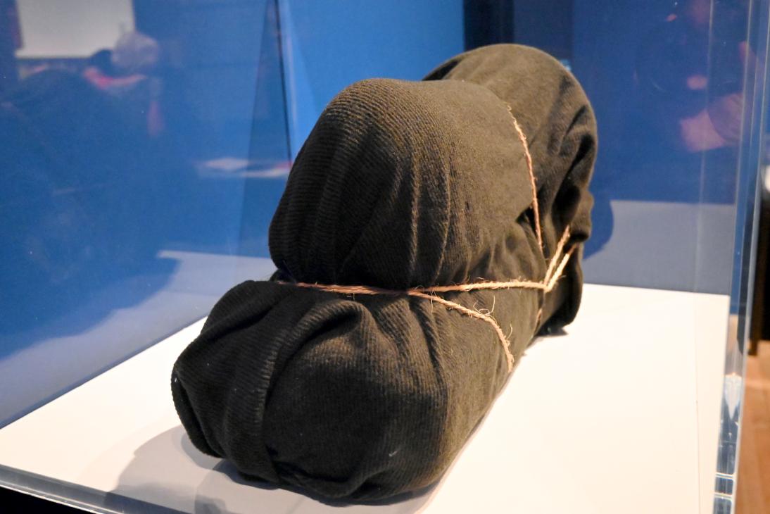 Man Ray (1914–1939), Die Enigma des Isidore Ducasse, London, Tate Modern, Ausstellung "Surrealism Beyond Borders" vom 24.02.-29.08.2022, Saal 3, 1920, Bild 2/4