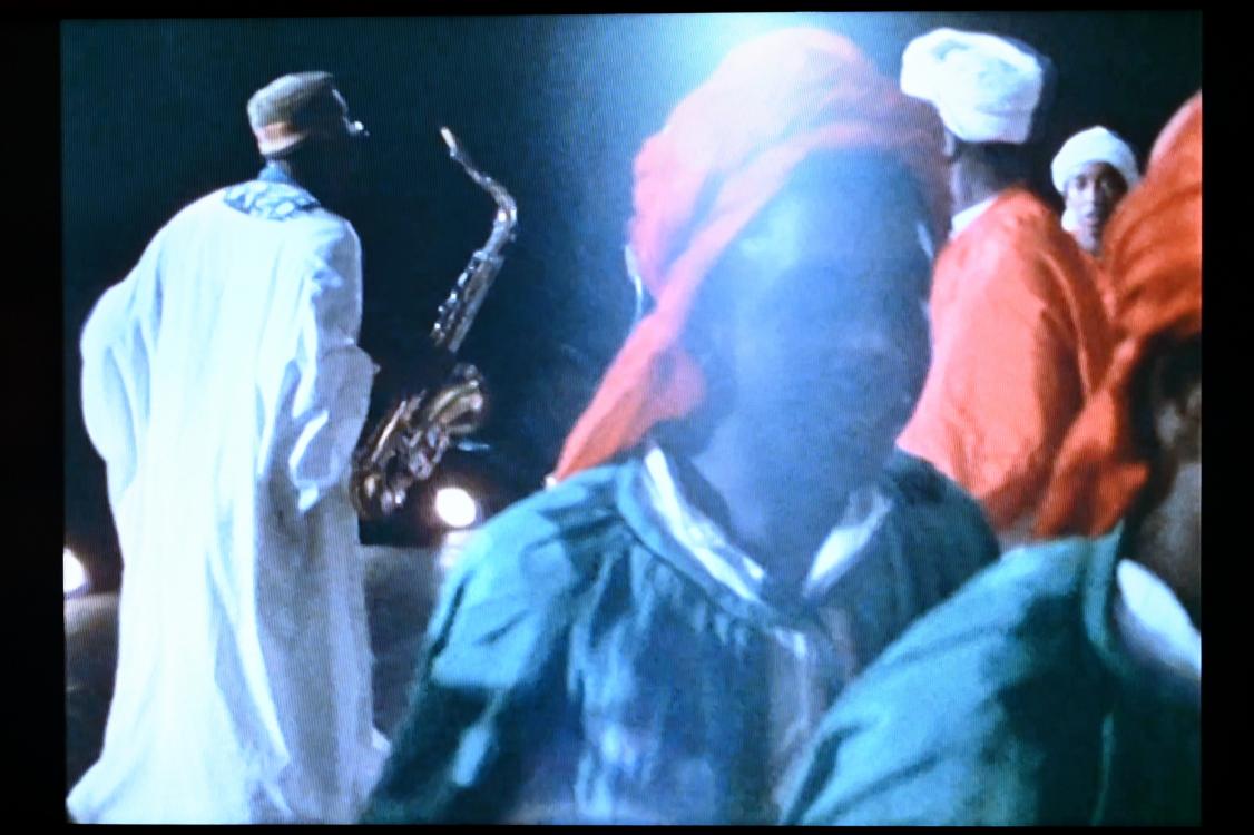 William Klein (1969), Ausschnitte aus dem Pan-African Festival in Algier, London, Tate Modern, Ausstellung "Surrealism Beyond Borders" vom 24.02.-29.08.2022, Saal 6, 1969, Bild 3/4