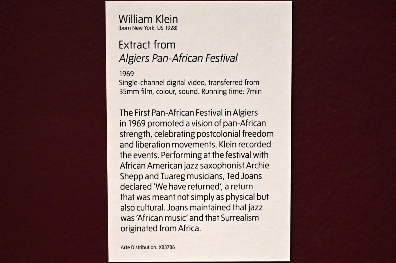 William Klein (1969), Ausschnitte aus dem Pan-African Festival in Algier, London, Tate Modern, Ausstellung "Surrealism Beyond Borders" vom 24.02.-29.08.2022, Saal 6, 1969, Bild 4/4