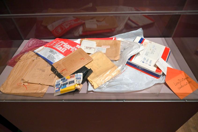 Ted Joans (1958–2003), Langstrecke 'Haut', London, Tate Modern, Ausstellung "Surrealism Beyond Borders" vom 24.02.-29.08.2022, Saal 8, 1976–2005