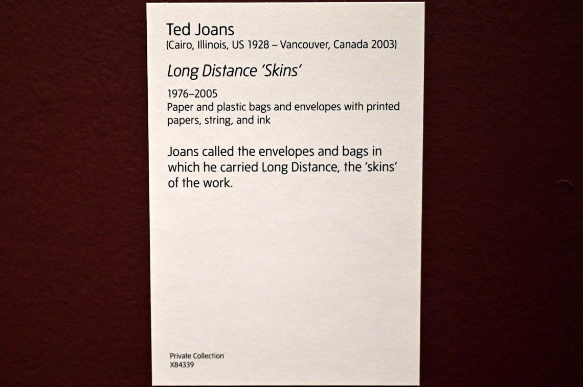 Ted Joans (1958–2003), Langstrecke 'Haut', London, Tate Modern, Ausstellung "Surrealism Beyond Borders" vom 24.02.-29.08.2022, Saal 8, 1976–2005, Bild 2/2