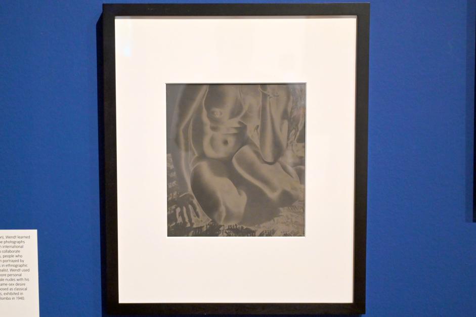 Lionel Wendt (1935), [Titel unbekannt], London, Tate Modern, Ausstellung "Surrealism Beyond Borders" vom 24.02.-29.08.2022, Saal 9, um 1933–1938, Bild 1/2