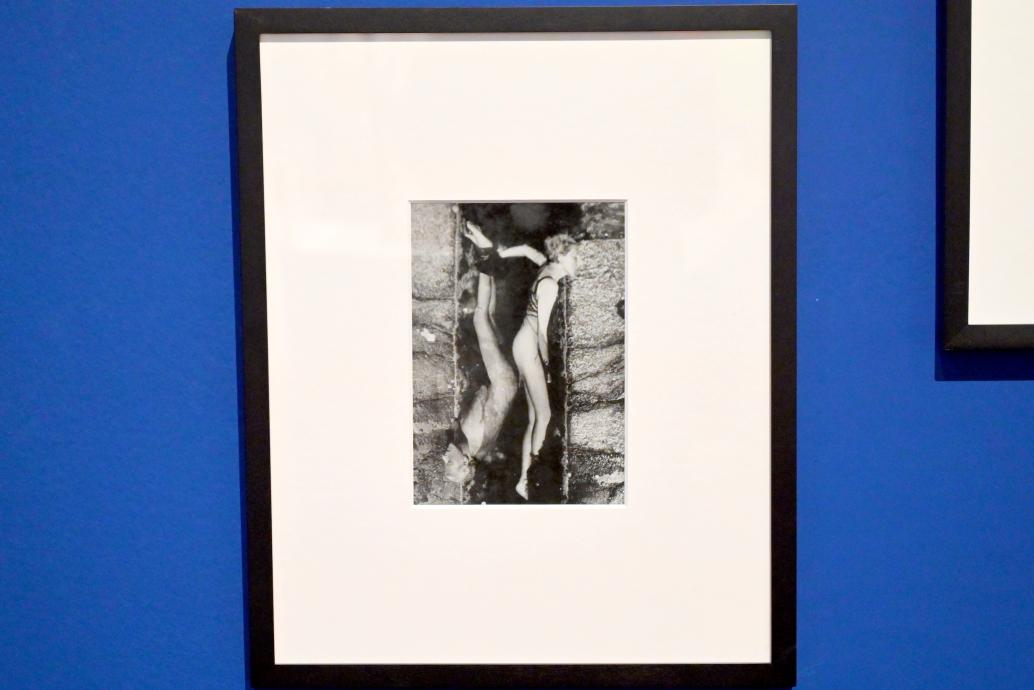 Claude Cahun (Lucy Renée Schwob) (1925–1928), Selbstporträt (Doppelbelichtung im Felsenbad), London, Tate Modern, Ausstellung "Surrealism Beyond Borders" vom 24.02.-29.08.2022, Saal 9, 1928