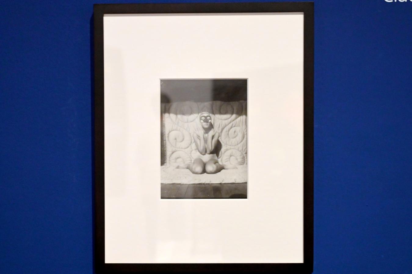 Claude Cahun (Lucy Renée Schwob) (1925–1928), Selbstporträt (Kniend, nackt, mit Maske), London, Tate Modern, Ausstellung "Surrealism Beyond Borders" vom 24.02.-29.08.2022, Saal 9, 1928