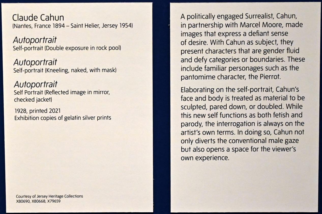 Claude Cahun (Lucy Renée Schwob) (1925–1928), Selbstporträt (Kniend, nackt, mit Maske), London, Tate Modern, Ausstellung "Surrealism Beyond Borders" vom 24.02.-29.08.2022, Saal 9, 1928, Bild 2/2