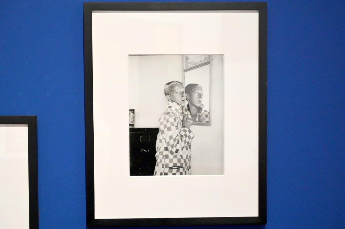 Claude Cahun (Lucy Renée Schwob) (1925–1928), Selbstporträt (Spiegelbild im Spiegel, karierte Jacke), London, Tate Modern, Ausstellung "Surrealism Beyond Borders" vom 24.02.-29.08.2022, Saal 9, 1928