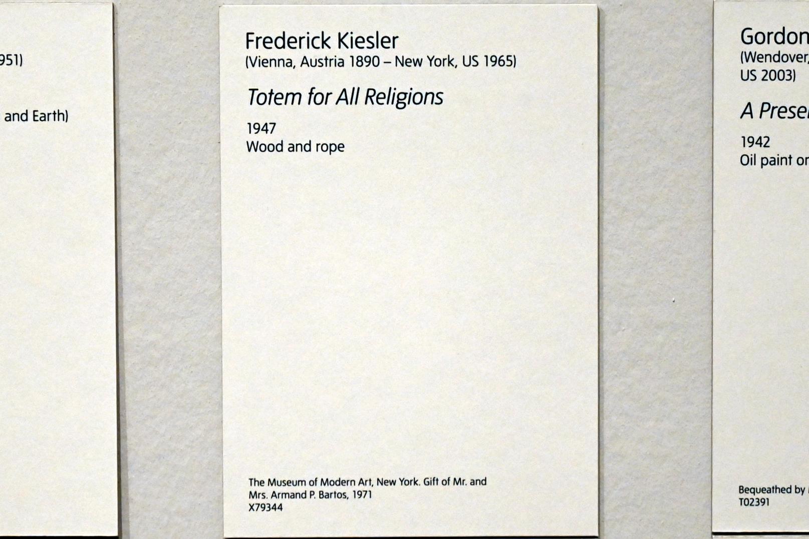 Friedrich Kiesler (Frederick Kiesler) (1942–1947), Totem für alle Religionen, London, Tate Modern, Ausstellung "Surrealism Beyond Borders" vom 24.02.-29.08.2022, Saal 11, 1947, Bild 3/4