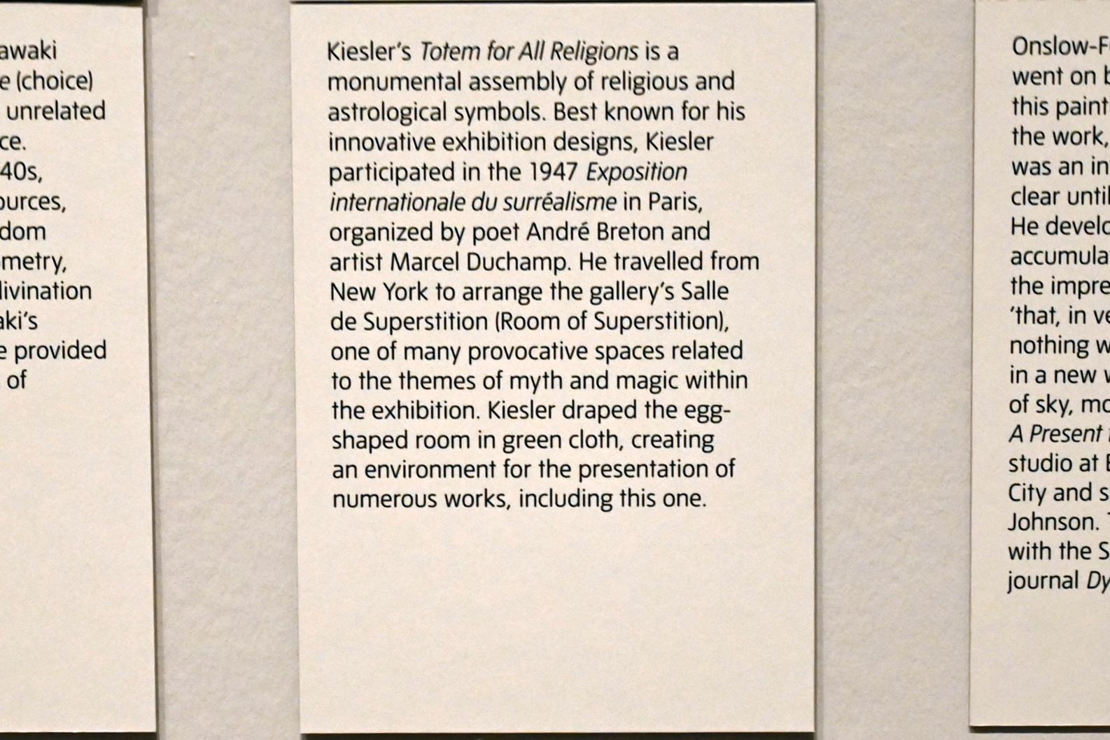 Friedrich Kiesler (Frederick Kiesler) (1942–1947), Totem für alle Religionen, London, Tate Modern, Ausstellung "Surrealism Beyond Borders" vom 24.02.-29.08.2022, Saal 11, 1947, Bild 4/4