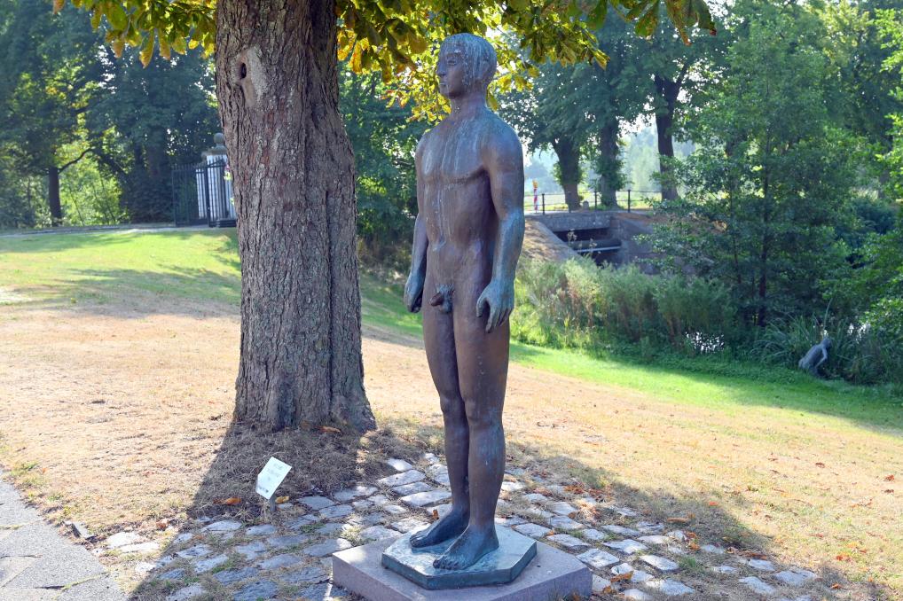 Fritz Fleer (1964–1985), Grosser Athlet, Schleswig, Landesmuseum für Kunst und Kulturgeschichte, Außenbereich, 1985, Bild 2/3
