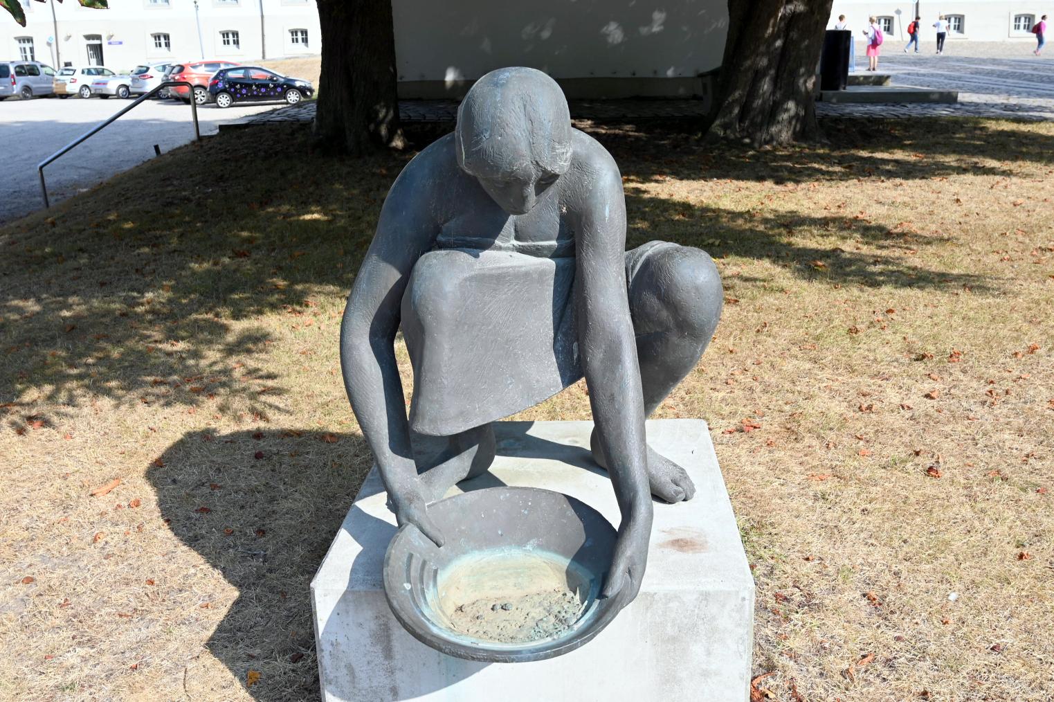 Martin Mayer (1993), Goldwäscherin, Schleswig, Landesmuseum für Kunst und Kulturgeschichte, Außenbereich, 1993, Bild 3/5