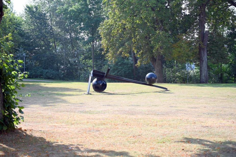 Bernhard Heiliger (1965–1983), Baum zwischen zwei Welten, Schleswig, Landesmuseum für Kunst und Kulturgeschichte, Außenbereich, 1982, Bild 3/4