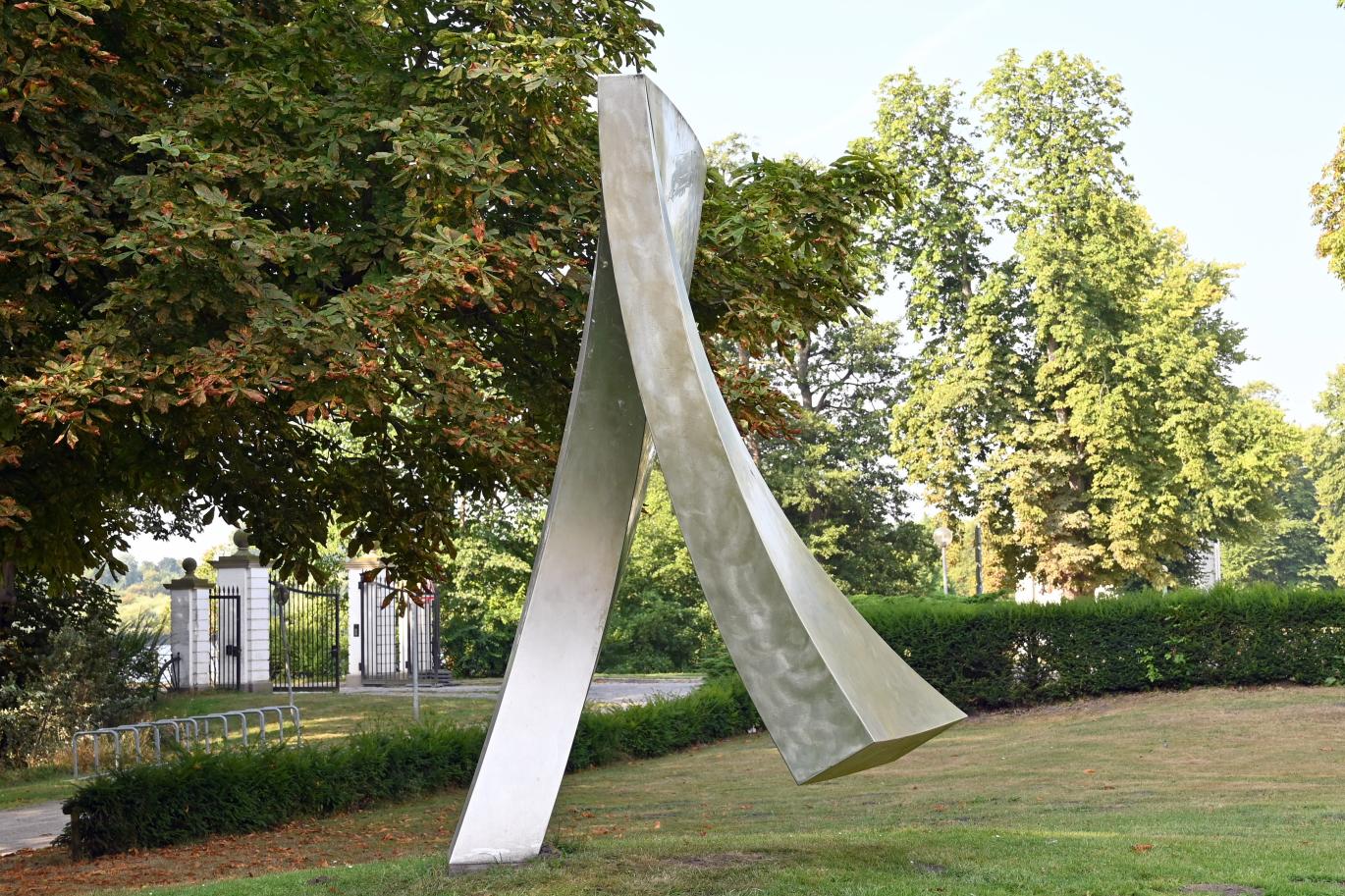 Karl Menzen (1994), Spaltung - Fügung - Überwindung, Schleswig, Landesmuseum für Kunst und Kulturgeschichte, Außenbereich, 1993–1995, Bild 2/3