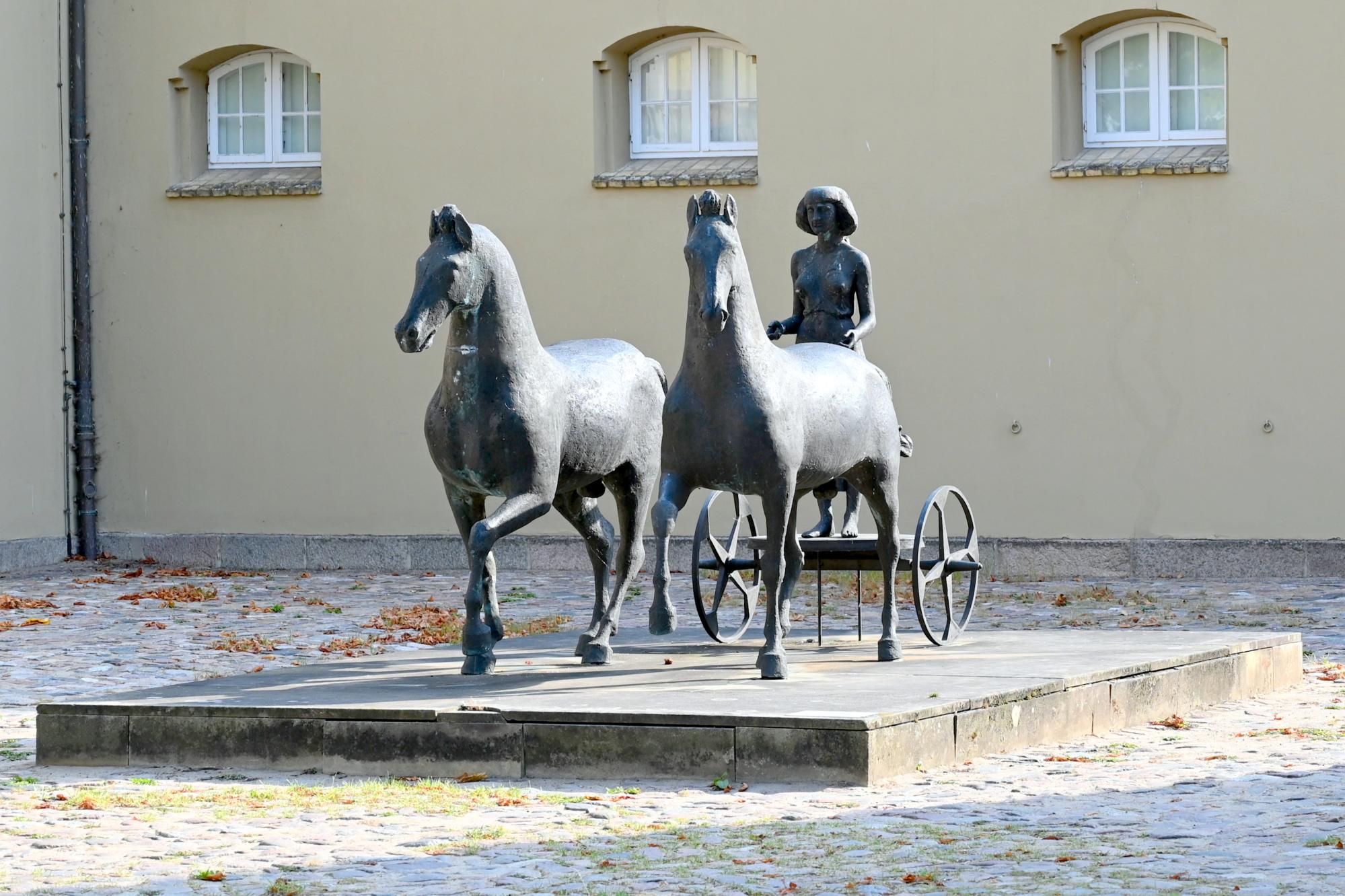 Hans Wimmer (1951–1989), Zweigespann mit Wagenlenkerin, Schleswig, Landesmuseum für Kunst und Kulturgeschichte, Außenbereich, 1988–1991, Bild 2/5