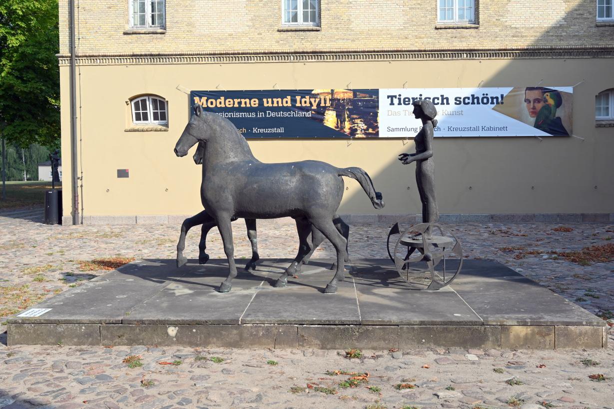 Hans Wimmer (1951–1989), Zweigespann mit Wagenlenkerin, Schleswig, Landesmuseum für Kunst und Kulturgeschichte, Außenbereich, 1988–1991, Bild 3/5