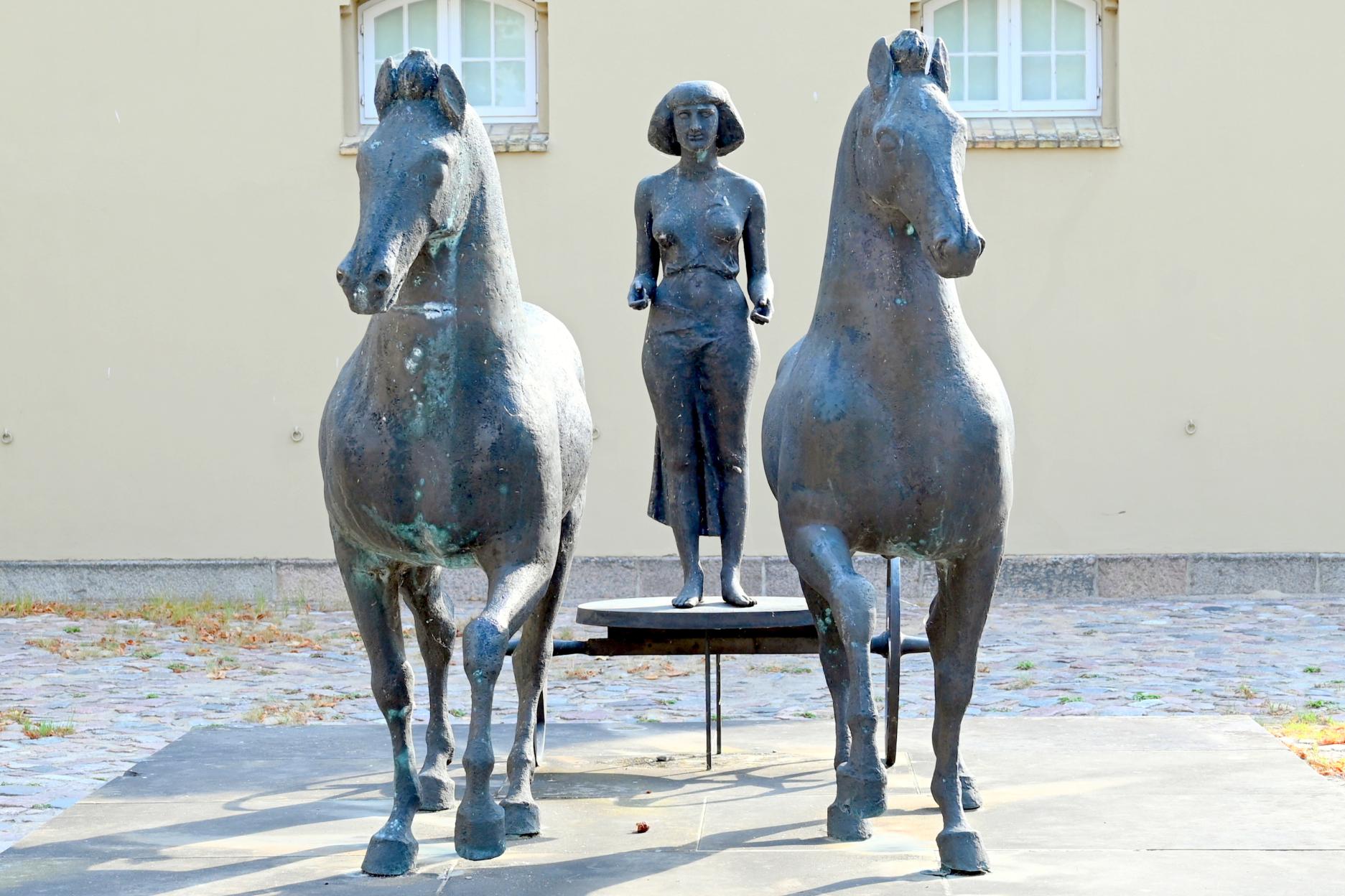 Hans Wimmer (1951–1989), Zweigespann mit Wagenlenkerin, Schleswig, Landesmuseum für Kunst und Kulturgeschichte, Außenbereich, 1988–1991, Bild 4/5