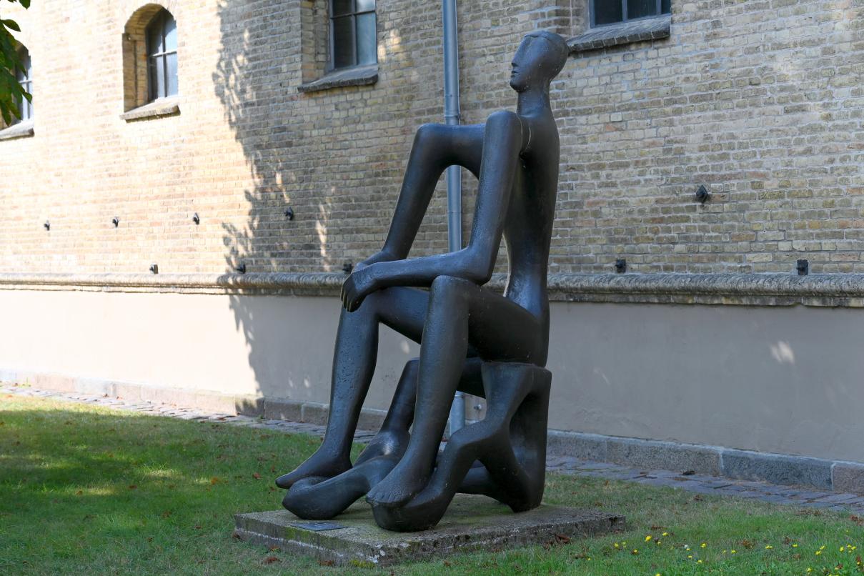 Karl Hartung (1950–1966), Grosser Sitzender, Schleswig, Landesmuseum für Kunst und Kulturgeschichte, Außenbereich, 1951–1952, Bild 2/3