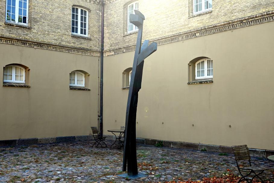 Jan Koblasa (1962–1991), Heiliger Sebastian, Schleswig, Landesmuseum für Kunst und Kulturgeschichte, Außenbereich, 1991, Bild 2/3