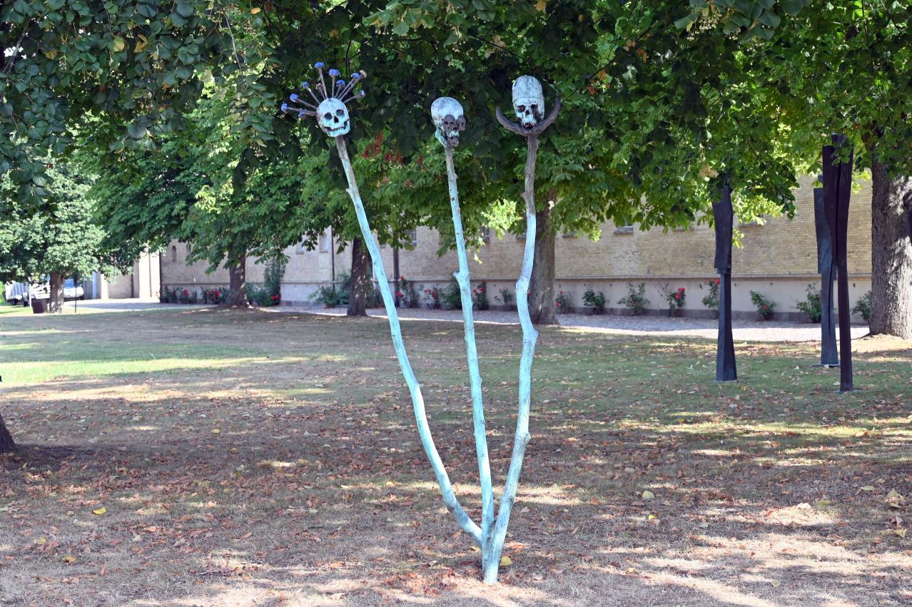 Daniel Spoerri (1955–2014), Schädelbaum, Schleswig, Landesmuseum für Kunst und Kulturgeschichte, Außenbereich, 2005, Bild 2/4