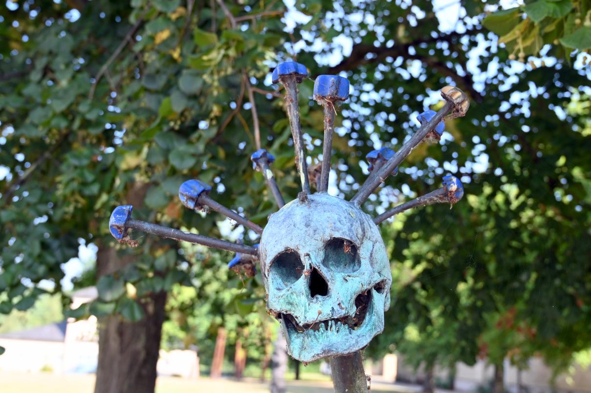 Daniel Spoerri (1955–2014), Schädelbaum, Schleswig, Landesmuseum für Kunst und Kulturgeschichte, Außenbereich, 2005, Bild 3/4