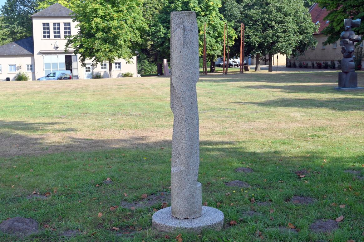 Manfred Sihle-Wissel (1975–2011), Stele, Schleswig, Landesmuseum für Kunst und Kulturgeschichte, Außenbereich, 1979, Bild 2/3
