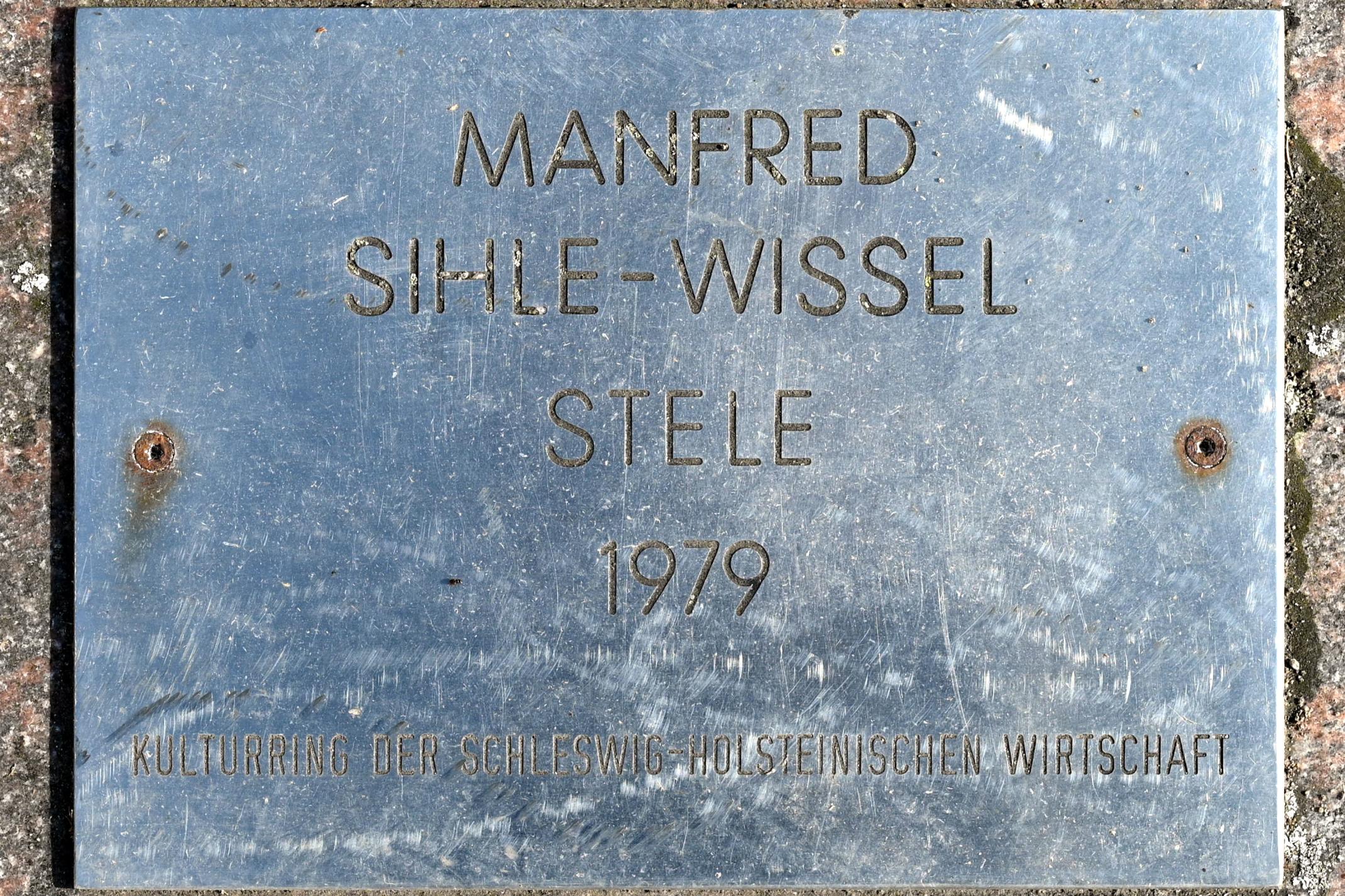 Manfred Sihle-Wissel (1975–2011), Stele, Schleswig, Landesmuseum für Kunst und Kulturgeschichte, Außenbereich, 1979, Bild 3/3