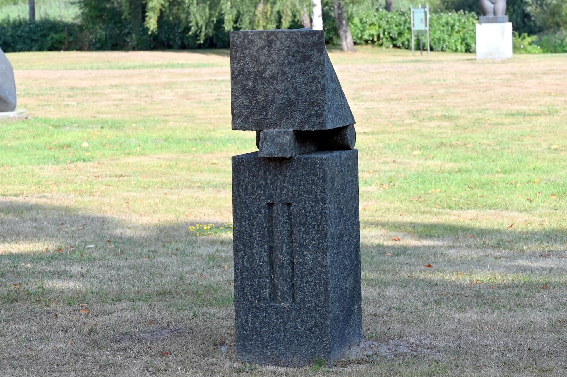 Harald Worreschk (1986–1993), Sockel, Schleswig, Landesmuseum für Kunst und Kulturgeschichte, Außenbereich, 1984–1988, Bild 2/3