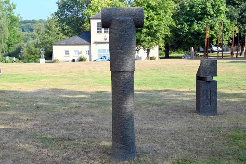 Harald Worreschk (1986–1993), Stoische Figur, Schleswig, Landesmuseum für Kunst und Kulturgeschichte, Außenbereich, 1992–1994, Bild 2/3