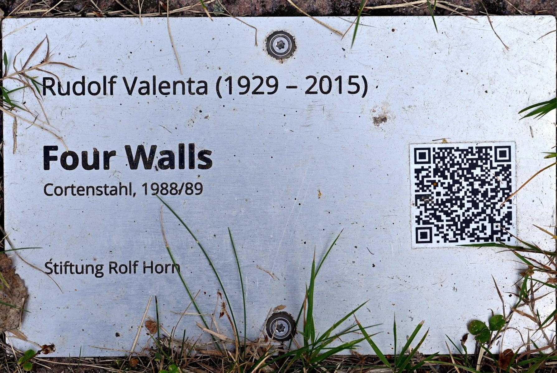 Rudolf Valenta (1988), Vier Mauern, Schleswig, Landesmuseum für Kunst und Kulturgeschichte, Außenbereich, 1988–1989, Bild 2/2