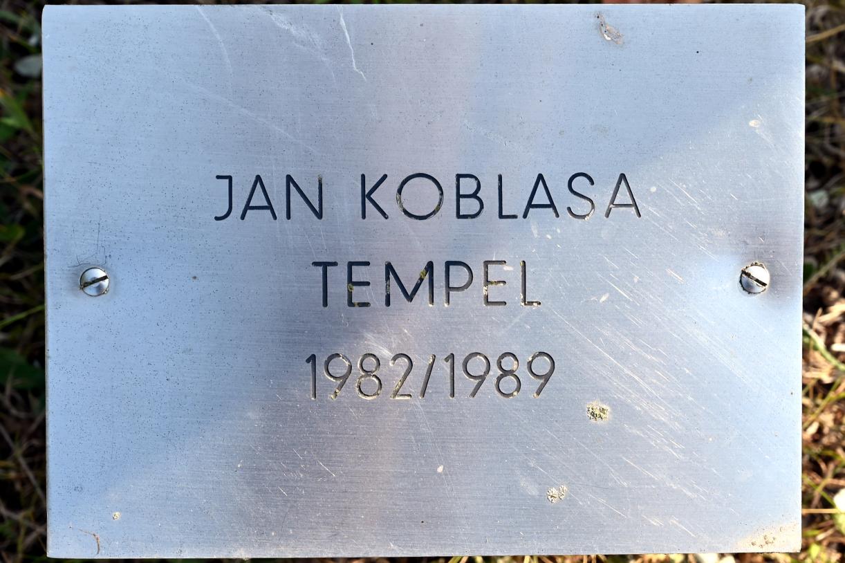 Jan Koblasa (1962–1991), Tempel, Schleswig, Landesmuseum für Kunst und Kulturgeschichte, Außenbereich, 1982–1989, Bild 4/4