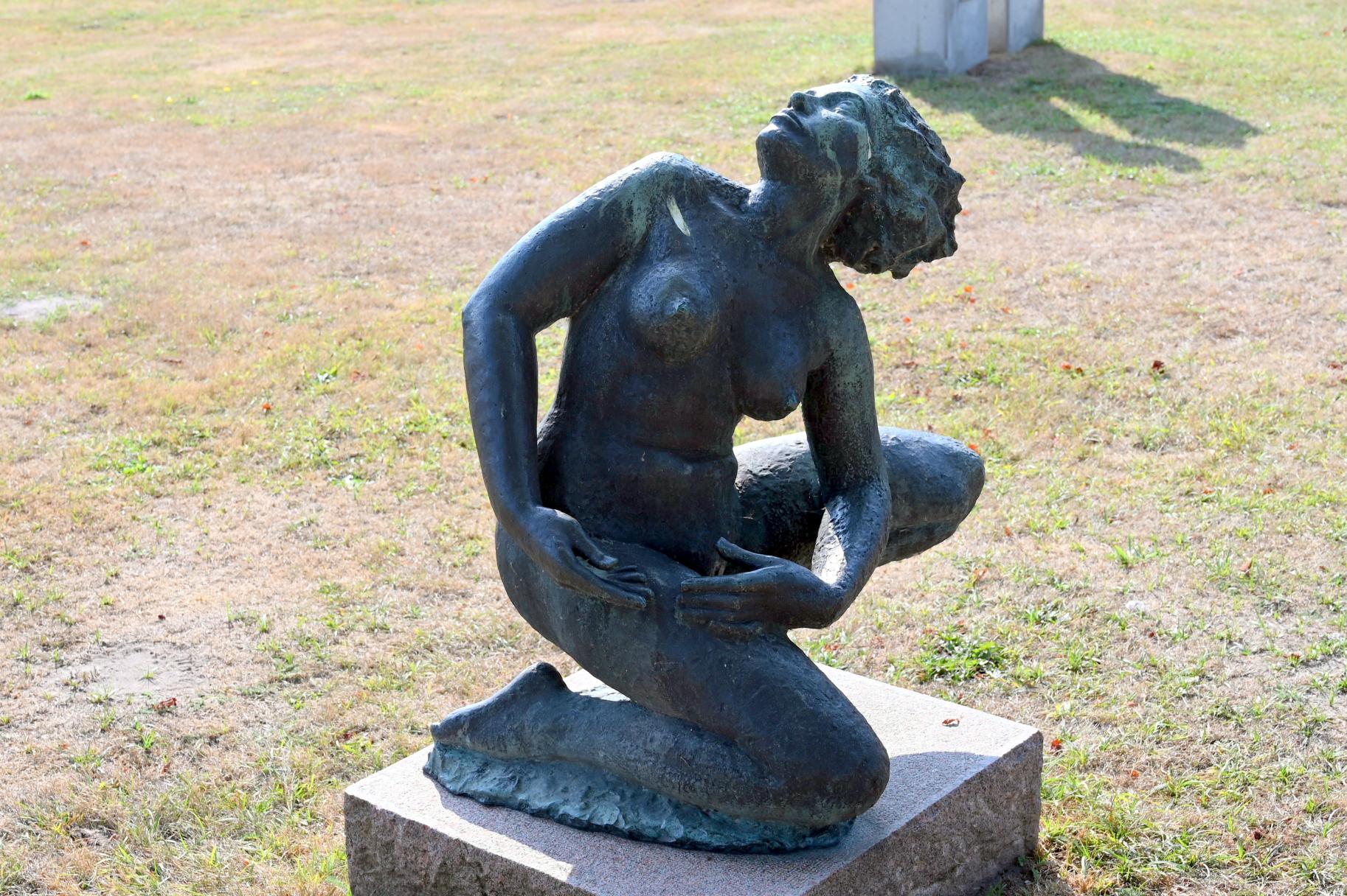 Emil Rasmus Jensen (1931), Erscheinung, Schleswig, Landesmuseum für Kunst und Kulturgeschichte, Außenbereich, 1931, Bild 2/3