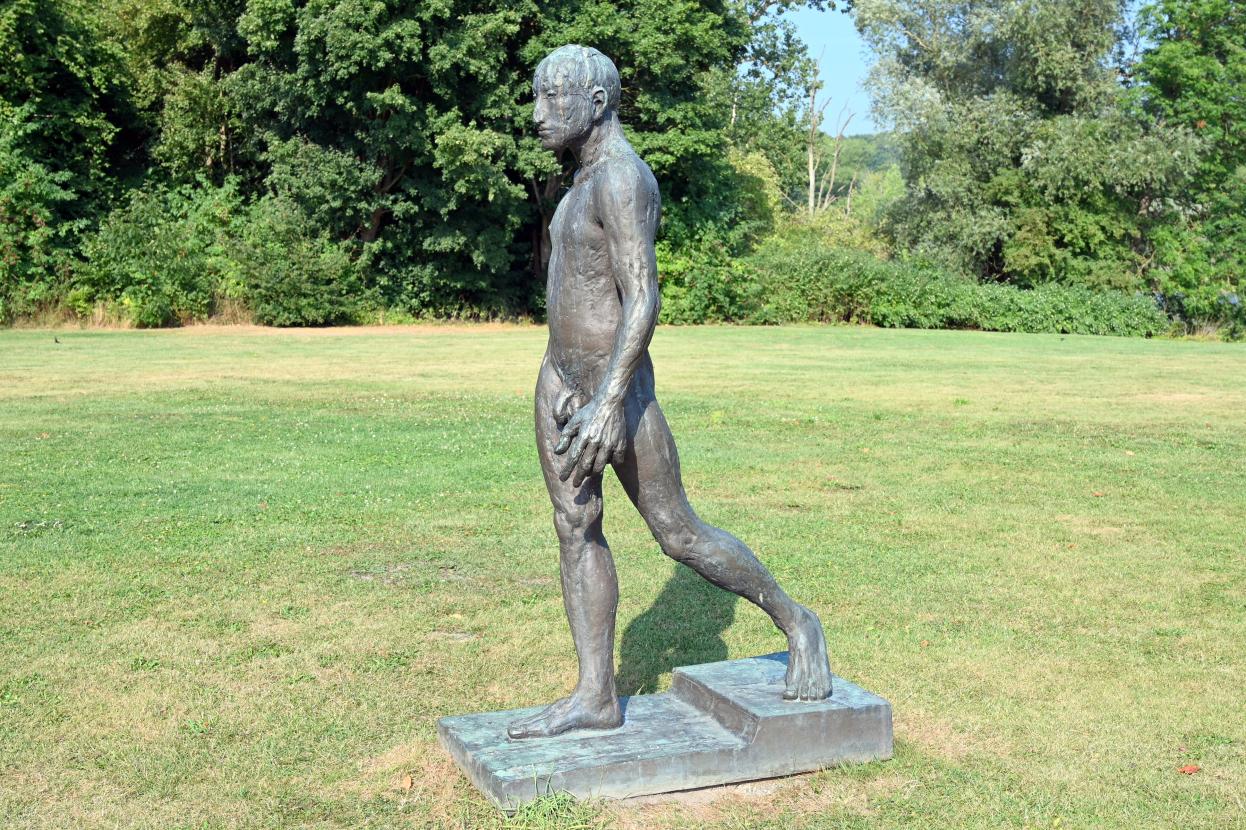 Edgar Augustin (1967), Schreitende männliche Figur, Schleswig, Landesmuseum für Kunst und Kulturgeschichte, Außenbereich, 1967, Bild 2/3