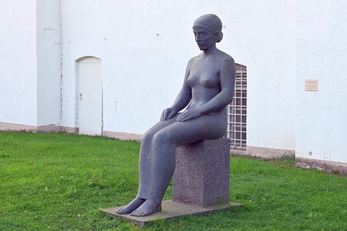 Klaus Kütemeier (1981–2009), Sitzende weibliche Gewandfigur, Schleswig, Landesmuseum für Kunst und Kulturgeschichte, Außenbereich, 1988–1994, Bild 2/3