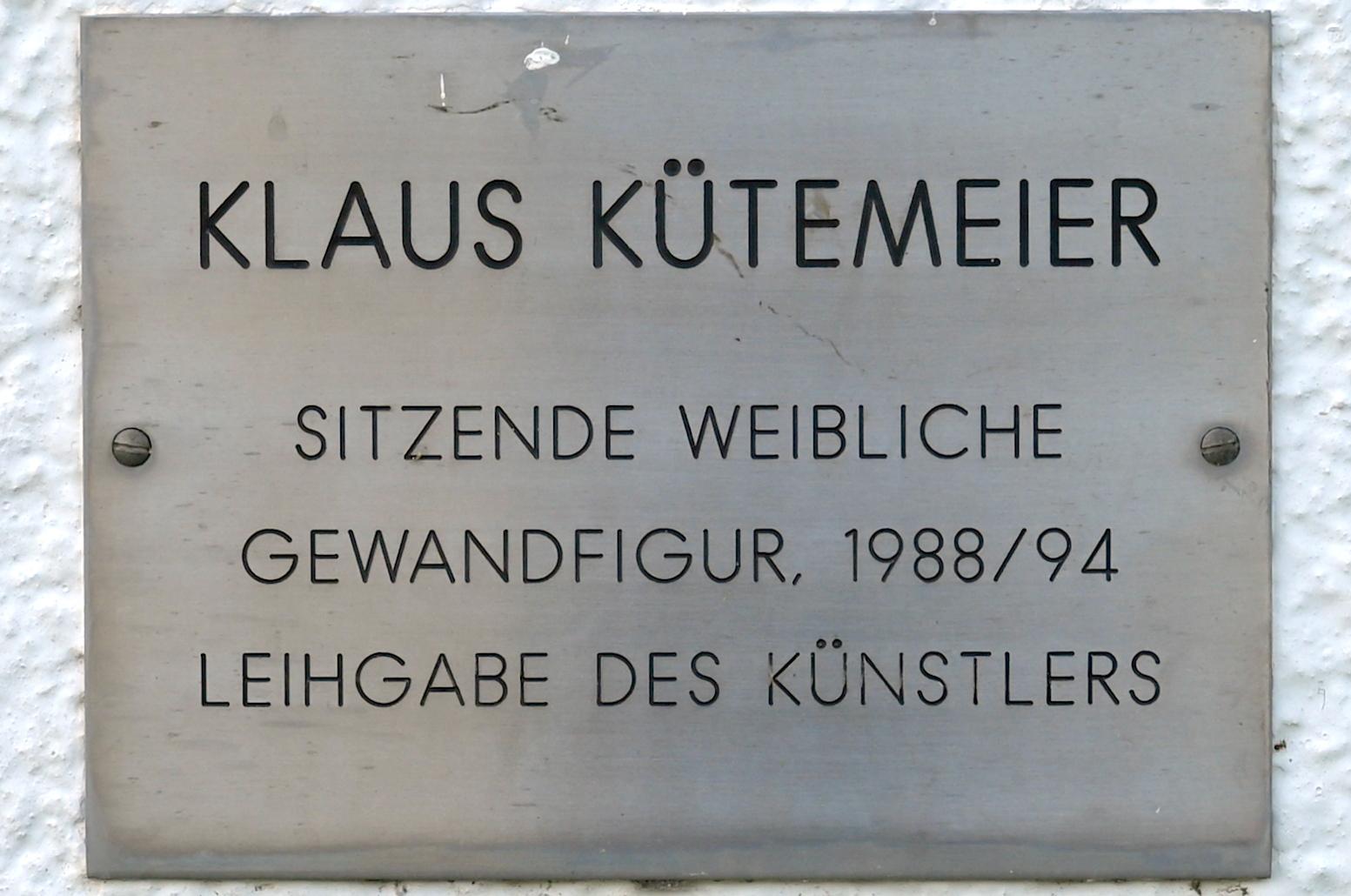 Klaus Kütemeier (1981–2009), Sitzende weibliche Gewandfigur, Schleswig, Landesmuseum für Kunst und Kulturgeschichte, Außenbereich, 1988–1994, Bild 3/3