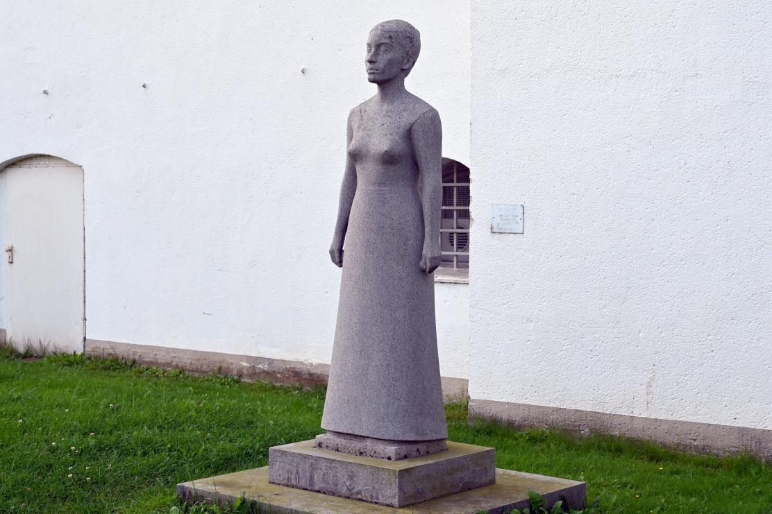 Klaus Kütemeier (1981–2009), Stehende weibliche Gewandfigur, Schleswig, Landesmuseum für Kunst und Kulturgeschichte, Außenbereich, 2007–2012, Bild 2/3
