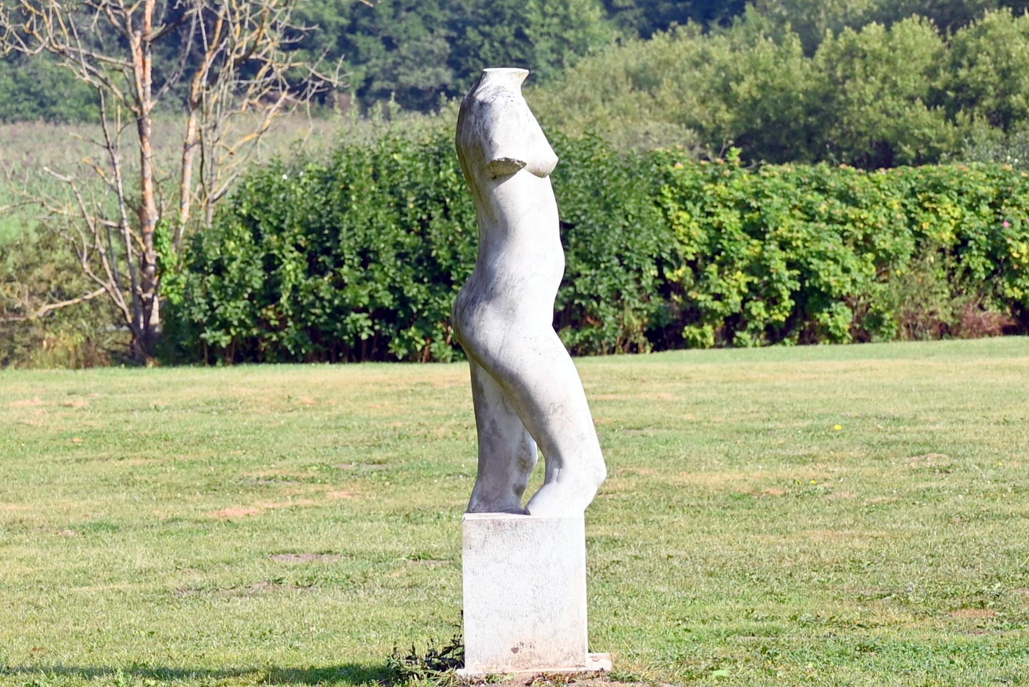 Klaus Kütemeier (1981–2009), Stehender weiblicher Torso, Schleswig, Landesmuseum für Kunst und Kulturgeschichte, Außenbereich, 1984–1985, Bild 2/3