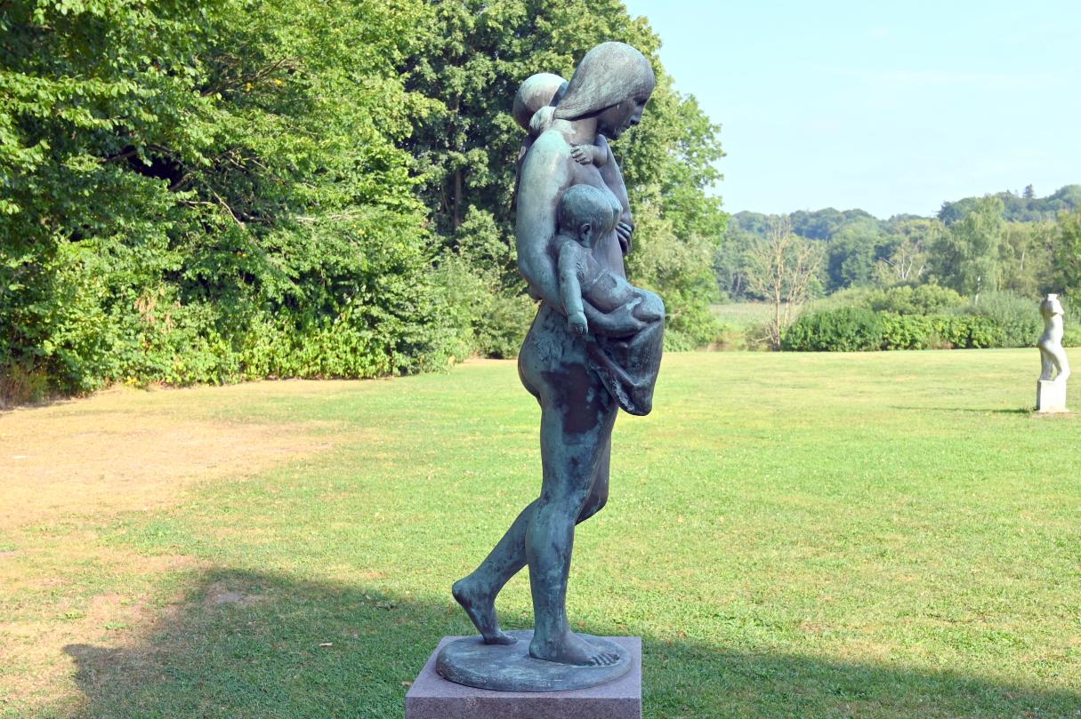 Adolf Brütt (1889–1915), Eva mit ihren Kindern, Schleswig, Landesmuseum für Kunst und Kulturgeschichte, Außenbereich, 1889, Bild 2/3
