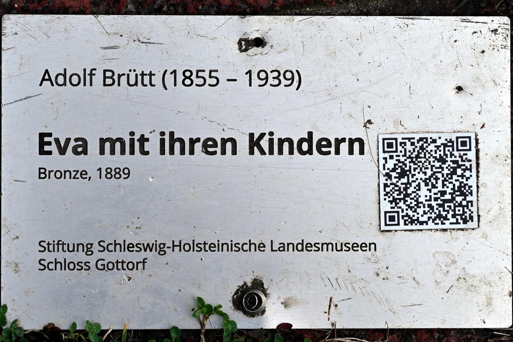 Adolf Brütt (1889–1915), Eva mit ihren Kindern, Schleswig, Landesmuseum für Kunst und Kulturgeschichte, Außenbereich, 1889, Bild 3/3