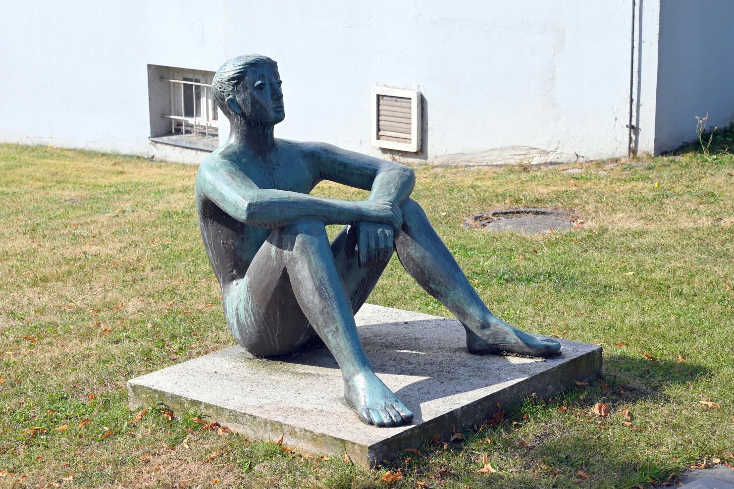 Fritz Fleer (1964–1985), Grosser Sitzender, Schleswig, Landesmuseum für Kunst und Kulturgeschichte, Außenbereich, 1964, Bild 2/4