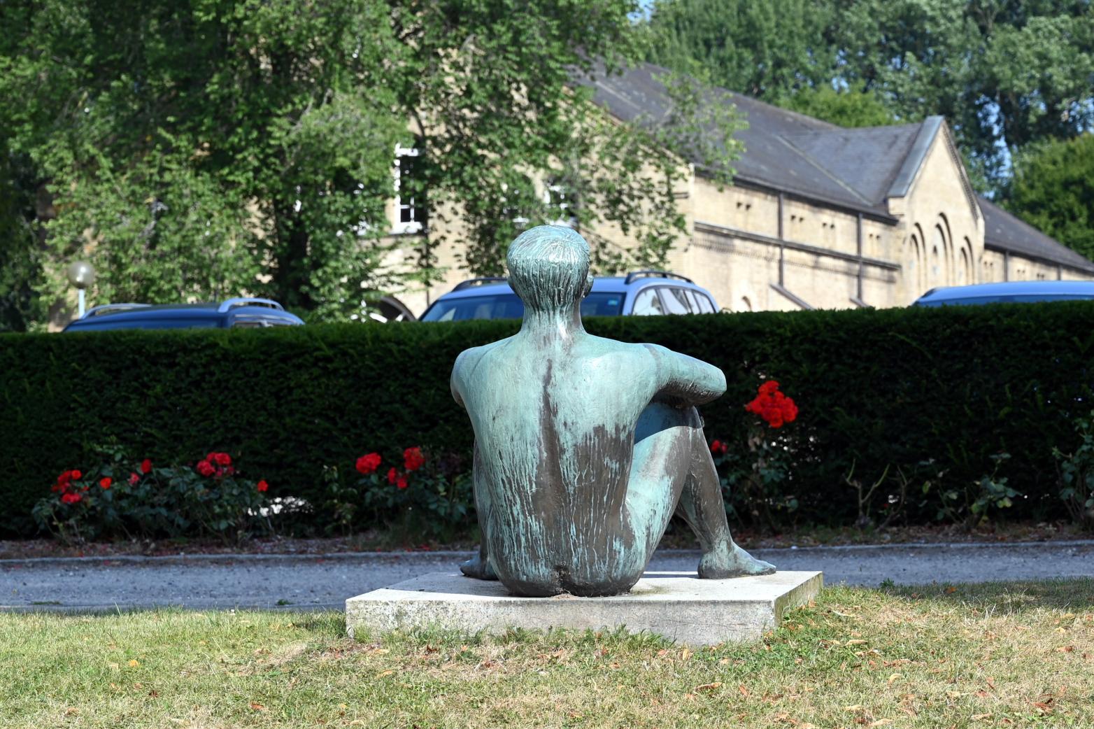Fritz Fleer (1964–1985), Grosser Sitzender, Schleswig, Landesmuseum für Kunst und Kulturgeschichte, Außenbereich, 1964, Bild 3/4