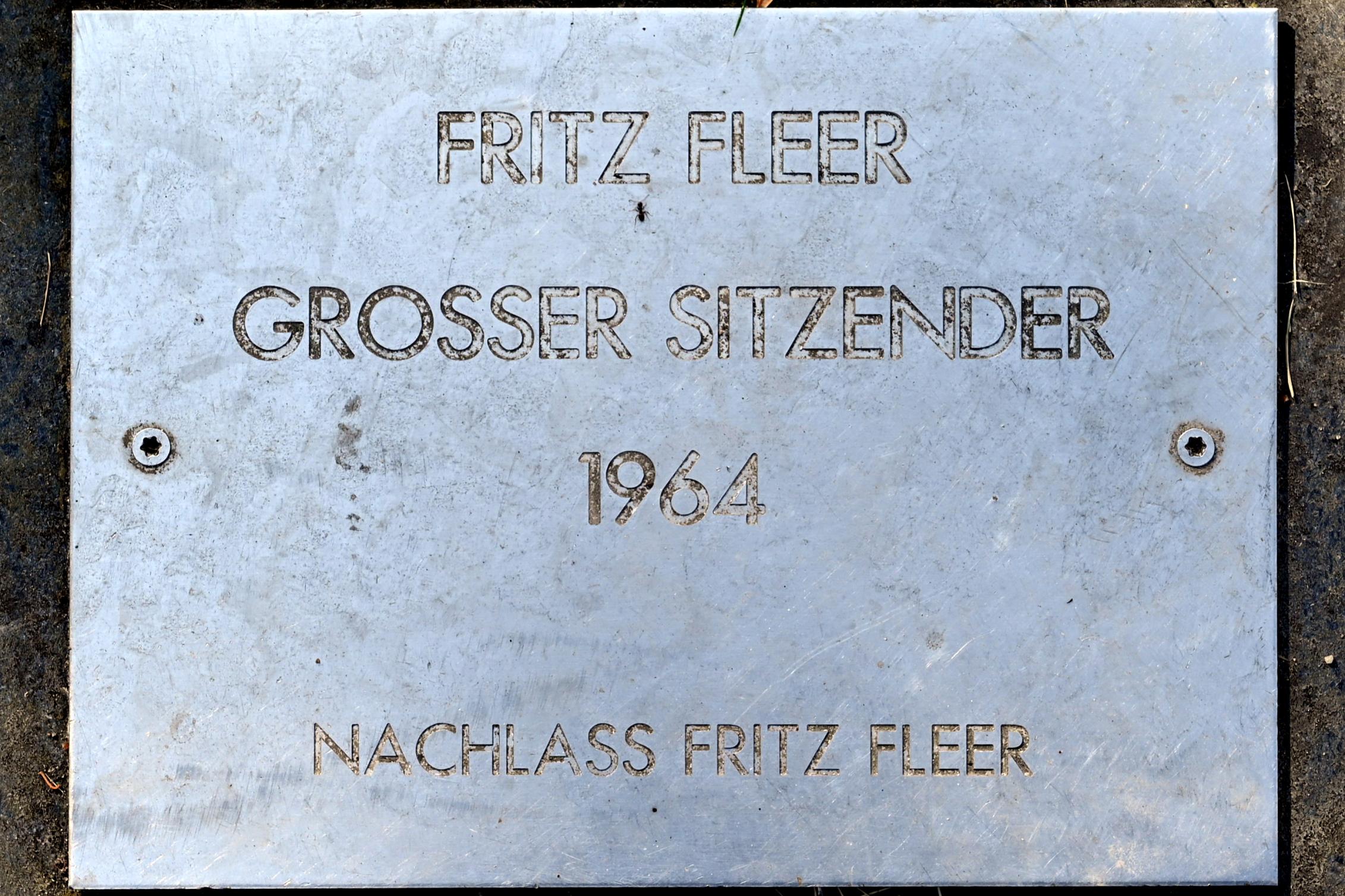 Fritz Fleer (1964–1985), Grosser Sitzender, Schleswig, Landesmuseum für Kunst und Kulturgeschichte, Außenbereich, 1964, Bild 4/4