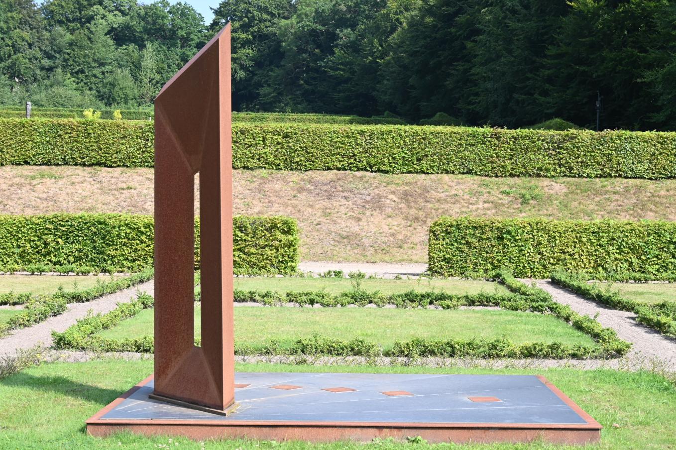 Winni Schaak (2016), Sonnenstelen, Schleswig, Landesmuseum für Kunst und Kulturgeschichte, Außenbereich, 2016–2017, Bild 2/4