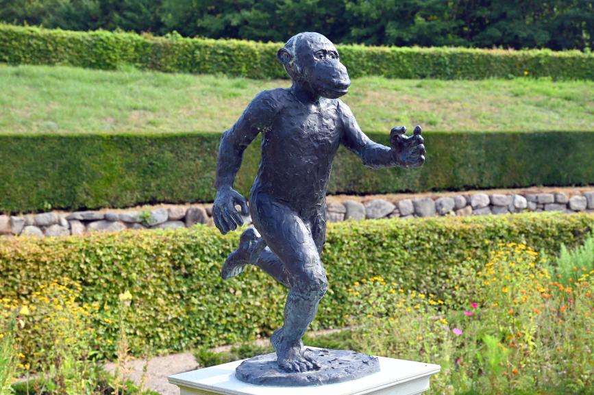 Jörg Immendorff (1965–2007), Giorgio de Chirico, Schleswig, Landesmuseum für Kunst und Kulturgeschichte, Außenbereich, 2002, Bild 2/2